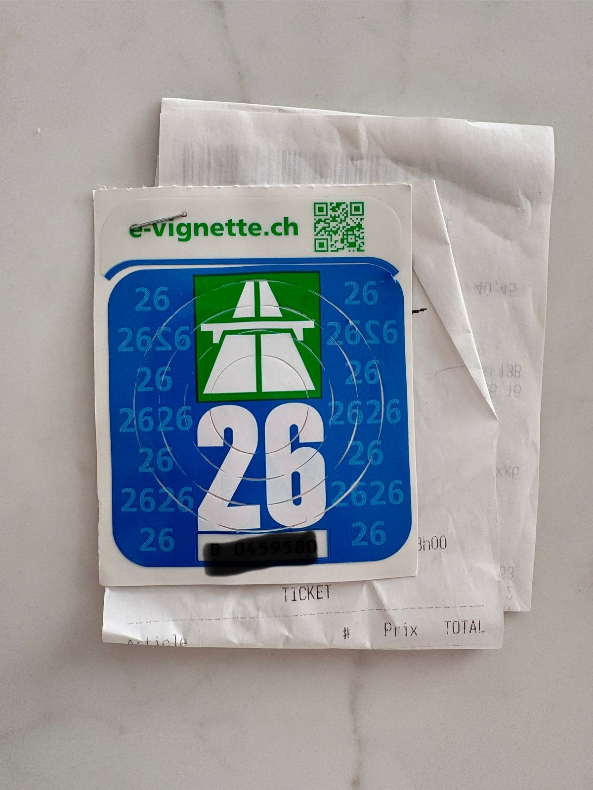 Vignette suisse 2026 avec ticket de caisse, Trois personnes ou plus