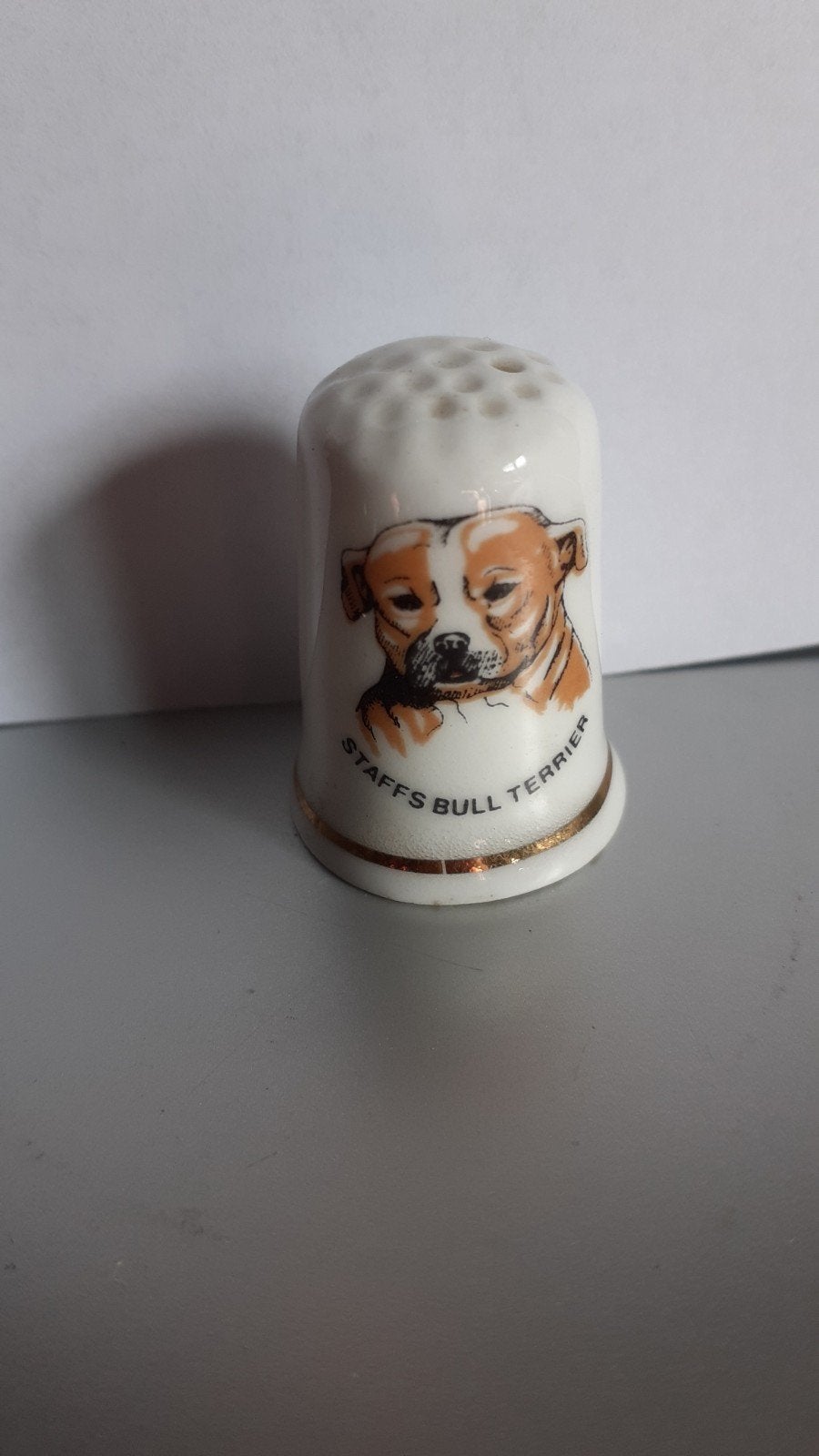 dés a coudre de collection porcelaine serie chien (8), Verzamelen, Vingerhoedjes, Ophalen of Verzenden, Zo goed als nieuw, Porselein