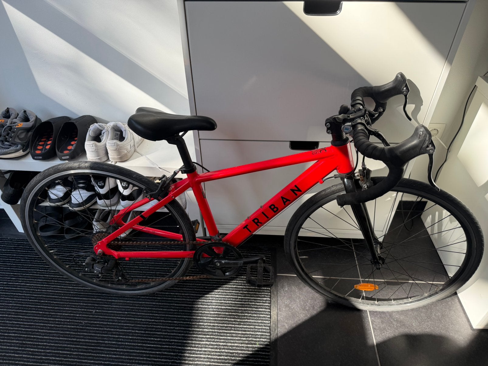Rode Triban racefiets – rood/zwart btwin rc100 26 inch, Fietsen en Brommers, Ophalen of Verzenden, Zo goed als nieuw