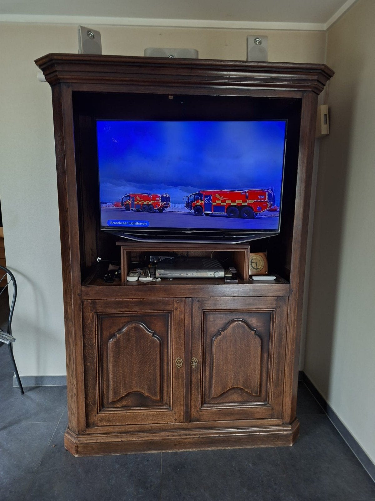 Massief eiken tv kast H. 185 br. 1m30. D. 80c. In nieuwstaat, Huis en Inrichting, Ophalen