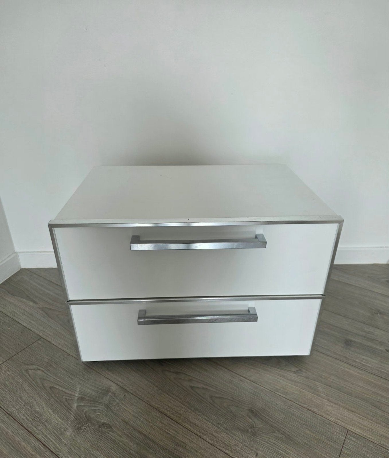 2 tables de nuit en bon état