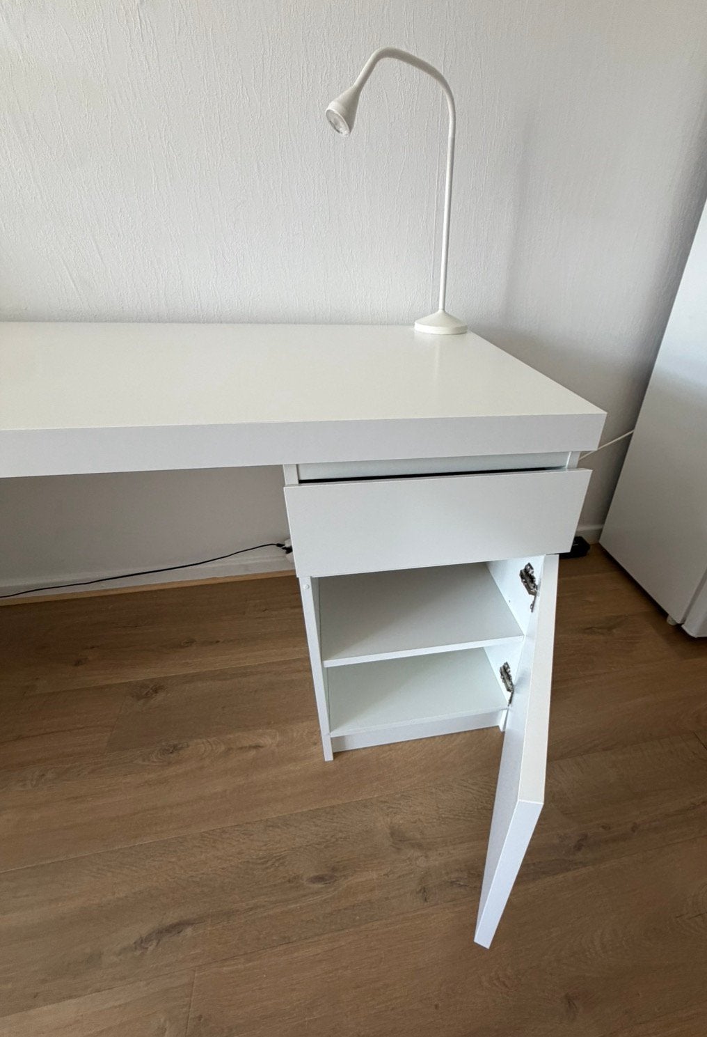 Witte IKEA MALM-bureau + bureaustoel IKEA, Ophalen, Zo goed als nieuw, IKEA