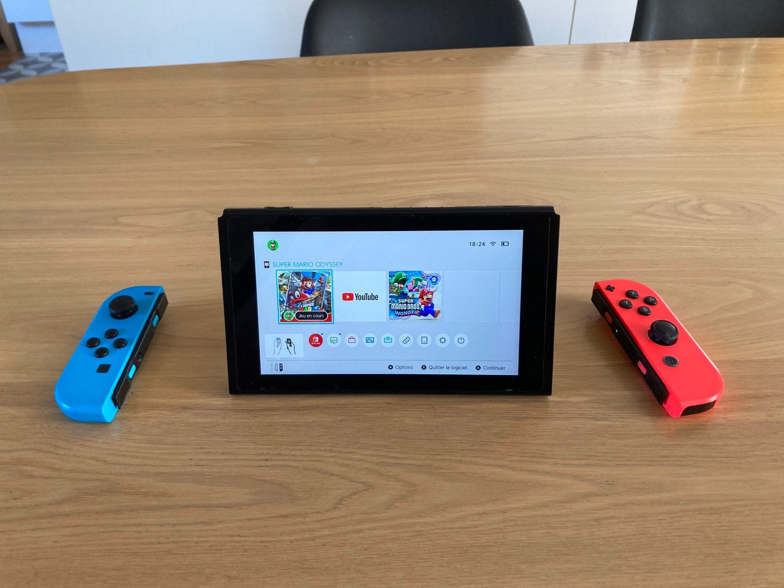 Nintendo switch avec chargeur pochette et dock, Consoles de jeu & Jeux vidéo, Enlèvement, Comme neuf, Avec 2 manettes, Switch Original