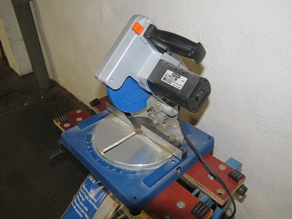 machine à scier, découpeuse, 600 à 1200 watts, Scie à onglet, 70 mm ou plus, Enlèvement