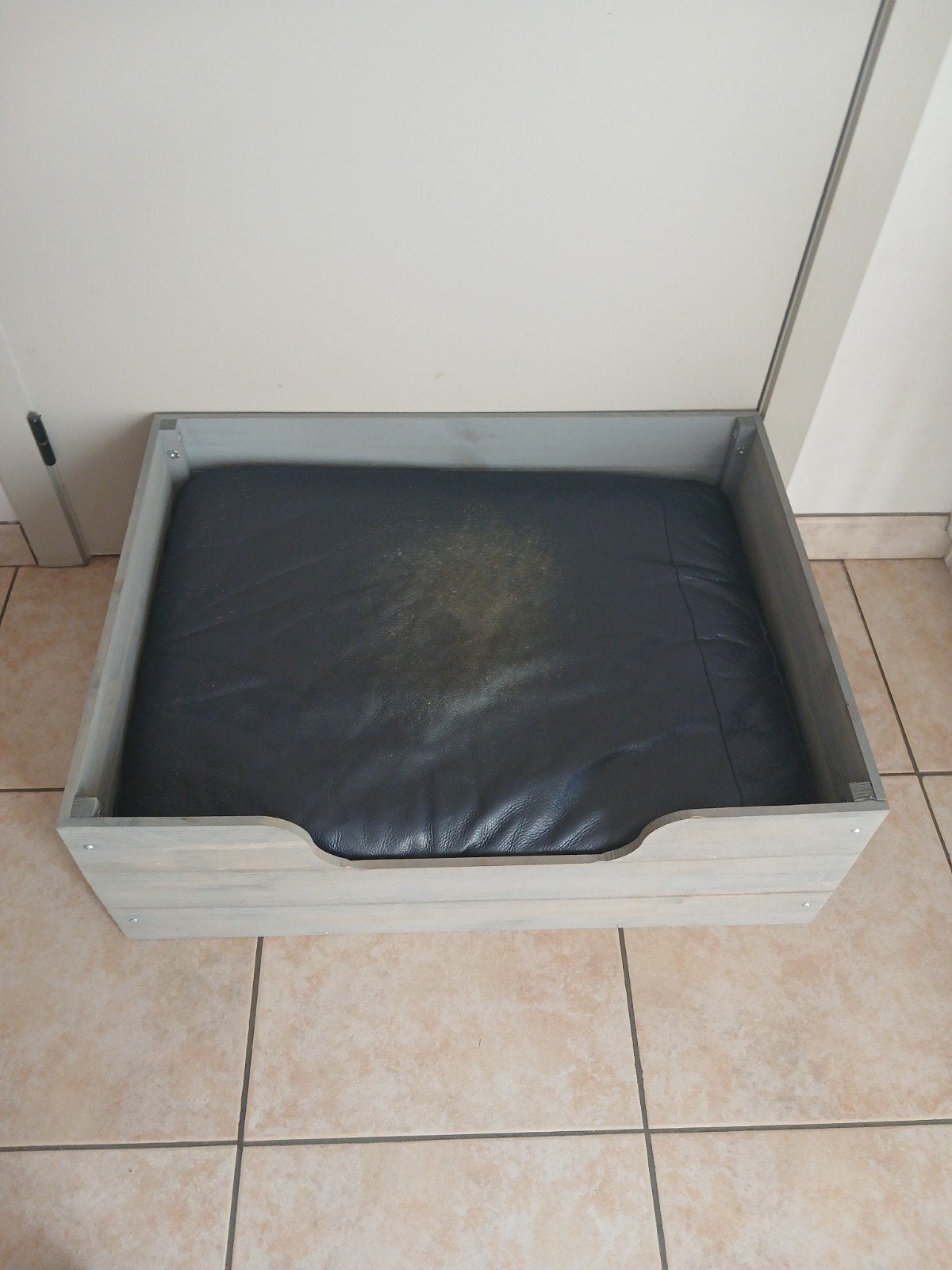 Houten hondenmand met kus, Ophalen