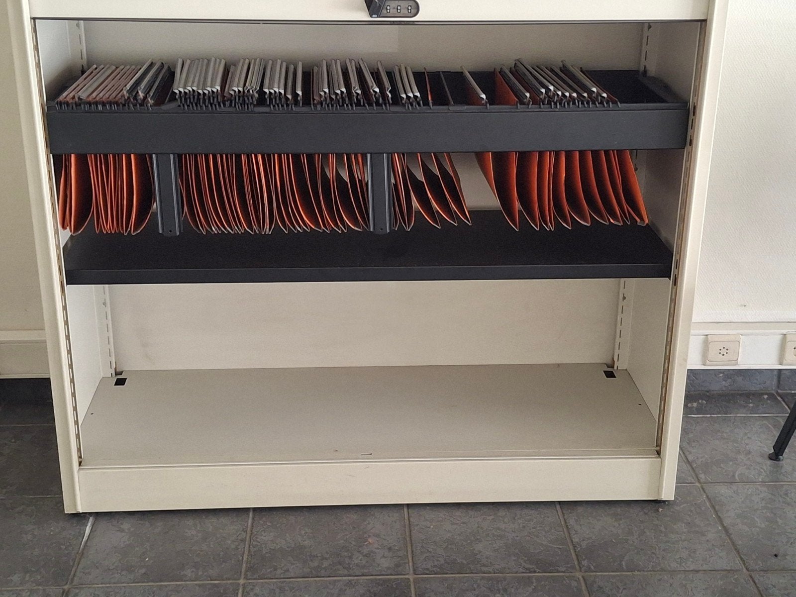 Kast met hangmappen, Ophalen, Kast
