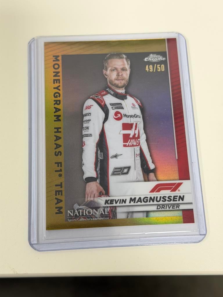 F1 Topps Chrome 2023 Magnussen Gold /50 formula 1 Limited, Verzamelen, Automerken, Motoren en Formule 1, Nieuw, Formule 1, Ophalen of Verzenden