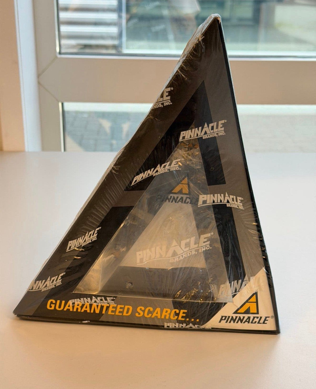 Vitrine promotionnel triangulaire scellée Pinnacle 1997 rare, Enlèvement ou Envoi, Neuf, Autres types, Foil