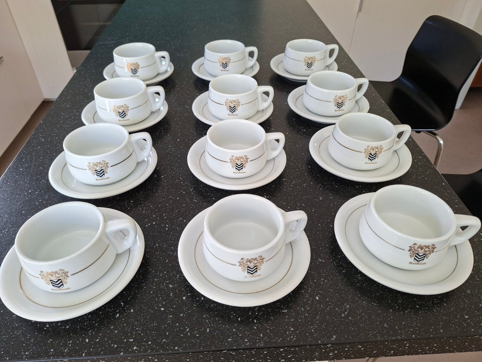 12 rombouts tassen en ondertassen., Ophalen