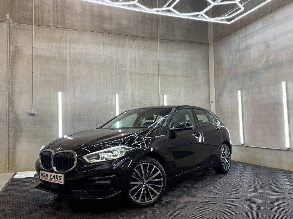BMW 118i/LED/CARPLAY/PDC/LANE/GARANTIE, Auto's, 1 Reeks, Leder en Stof, Zwart, https://public.car-pass.be/vhr/4789088d-276d-41df-9cef-4239cddbafd3