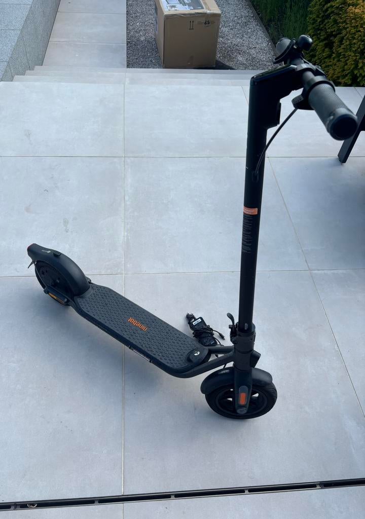 Ninebot kickscooter F2 Elektrische step + oplader, Fietsen en Brommers, Ophalen, Gebruikt, Elektrische step (E-scooter)