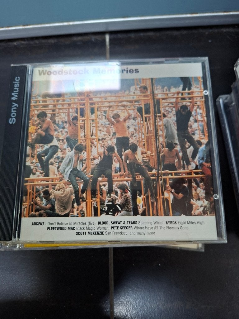 cd - various - woodstock memories, CD & DVD, CD | Rock, Pop rock, Enlèvement ou Envoi, Comprend un livret, Comme neuf