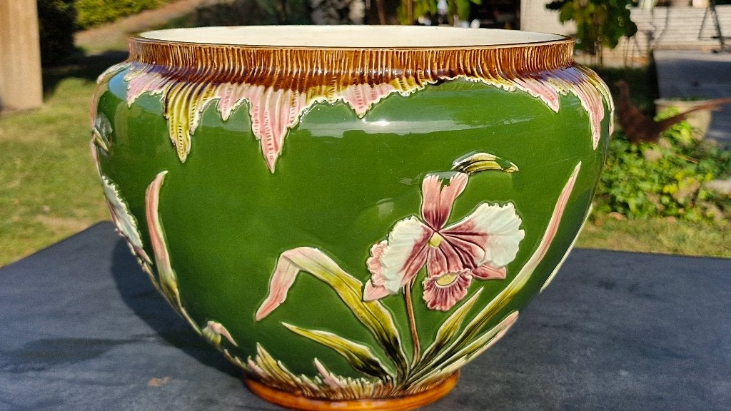 Grande jardinière art nouveau en barbotine au décor d'iris, Enlèvement ou Envoi