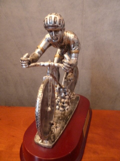 Mooie decoratieve wielrenner op statief, 24x24cm, top staat., Antiek en Kunst, Ophalen of Verzenden