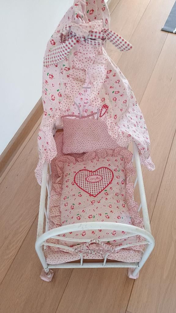 Lit de poupée avec draps. En métal, COROLLE TBE, Enfants & Bébés, Jouets | Poupées, Enlèvement