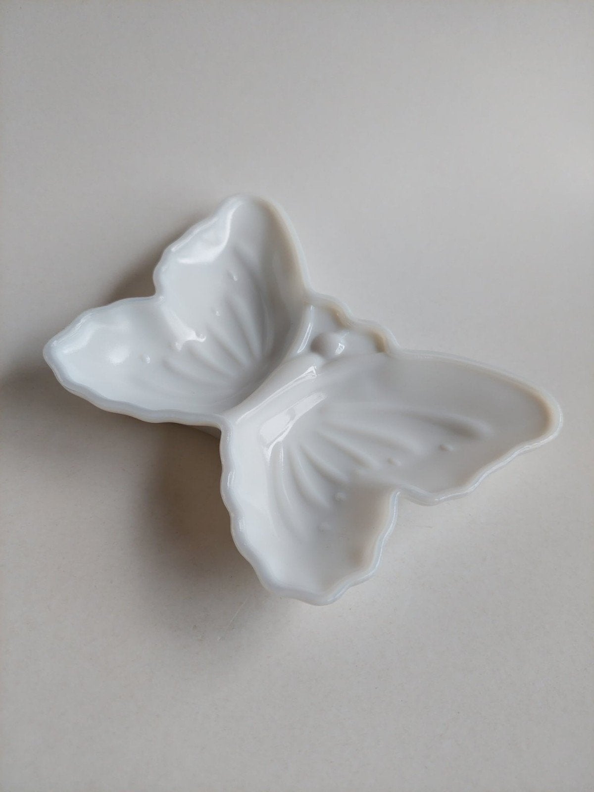 Vintage wit opaline/melkglas zeepschaaltje vlinder  - Avon, Enlèvement