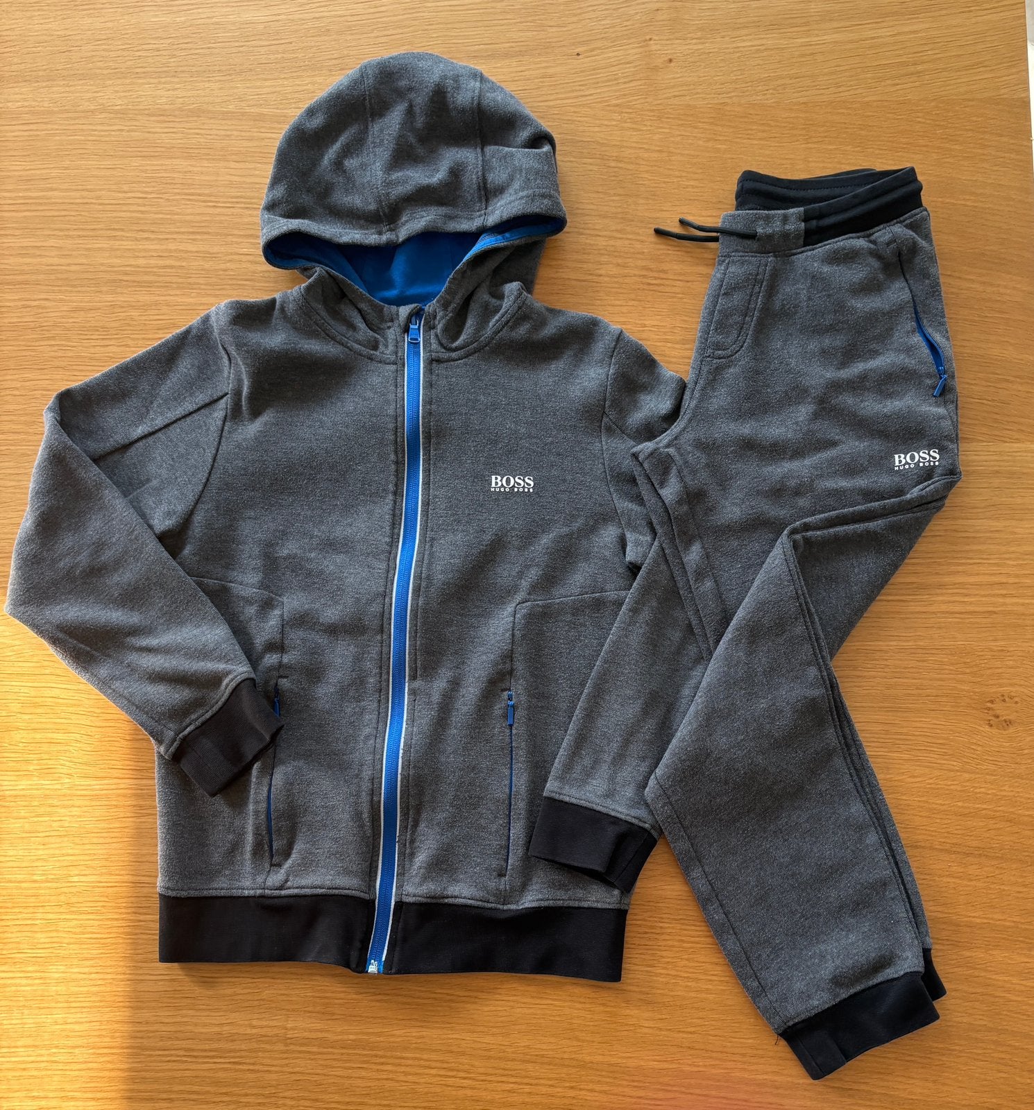 Ensemble gris Hugo Boss - 12 ans - 35€, Enlèvement ou Envoi, Comme neuf, Garçon, Ensemble