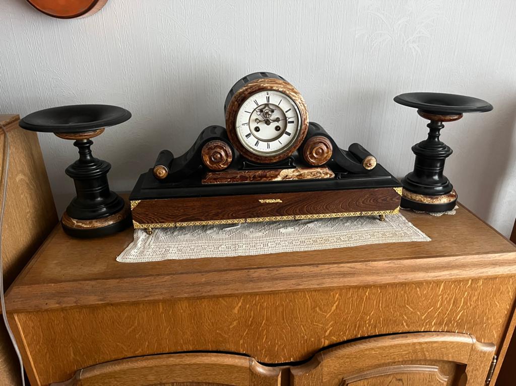 Horloge avec deux ornements et horloges murale, Enlèvement