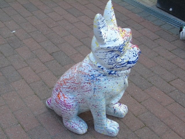 veelkleurig zithondbeeld, - 50% korting!, Tuin en Terras, Ophalen, Nieuw, Kunststof, Dierenbeeld