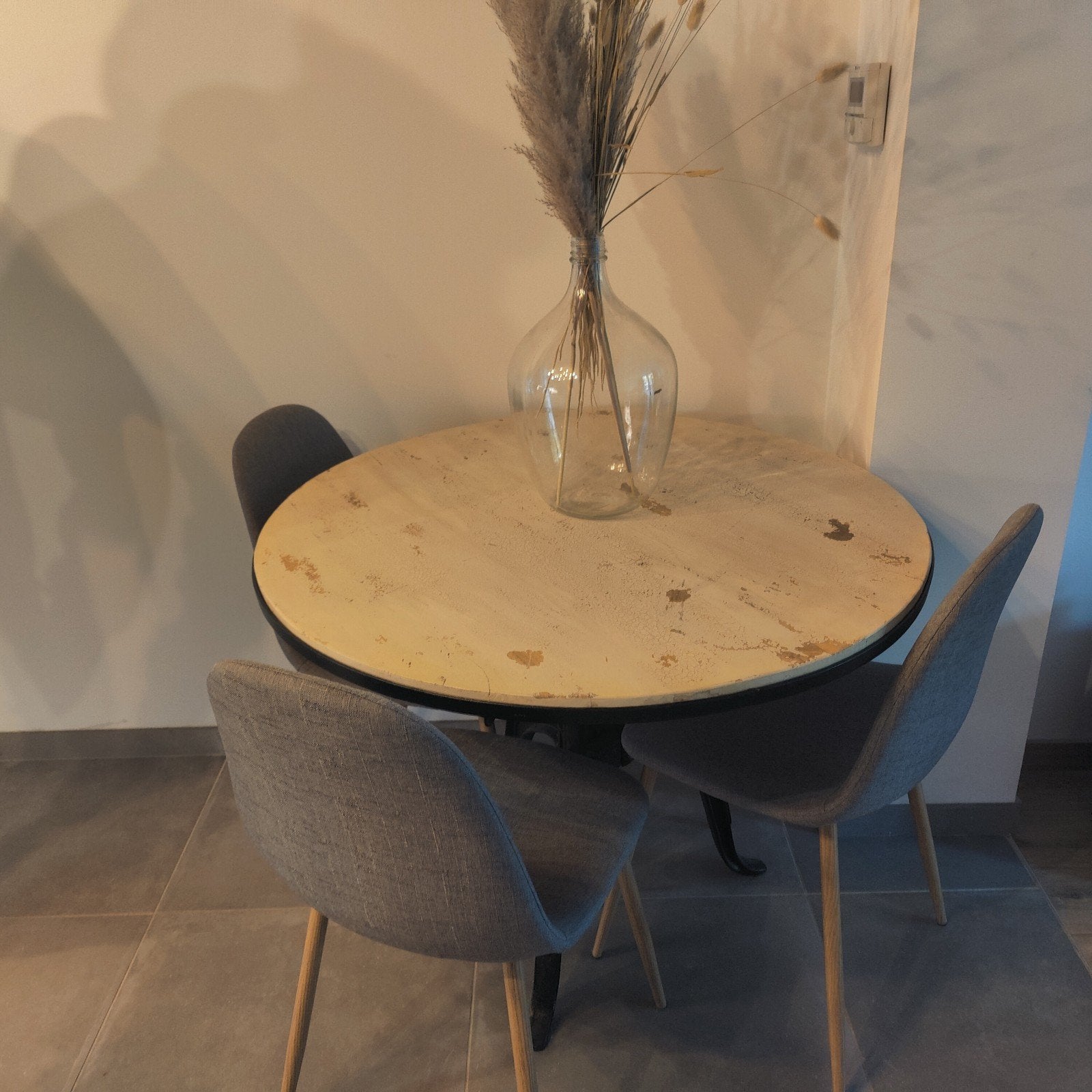 Tafel (industriële look) + 4 stoelen, Ophalen, Rond, Zo goed als nieuw, Industriële look