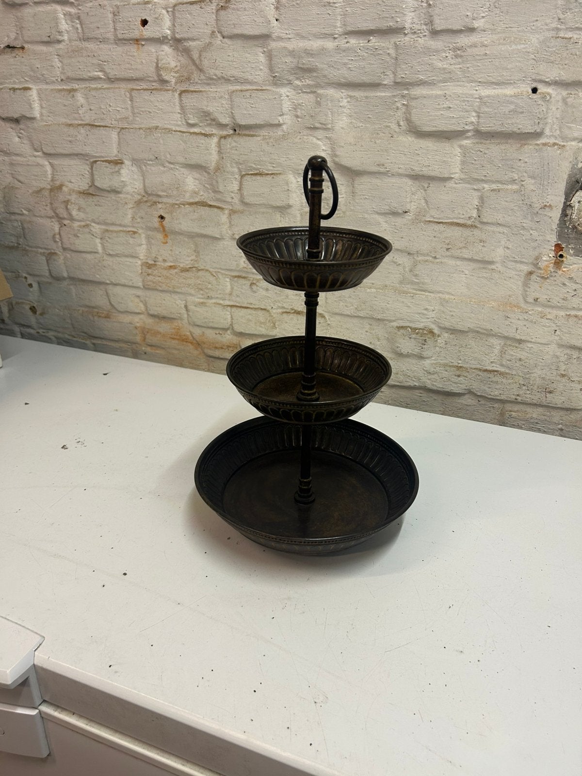 Vintage dienaar met 3 niveaus — gepatineerd metaal, Ophalen of Verzenden, Gebruikt