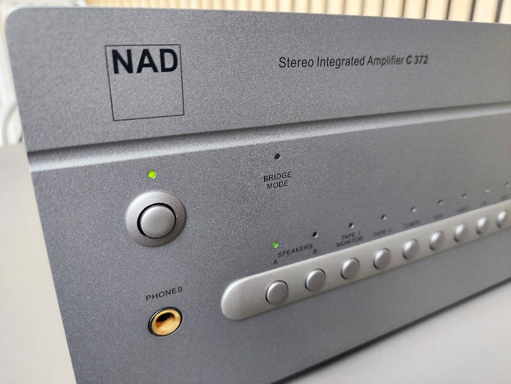 NAD C372 stereo versterker - SILVER, Audio, Tv en Foto, Versterkers en Ontvangers, Overige merken, Ophalen of Verzenden, Zo goed als nieuw