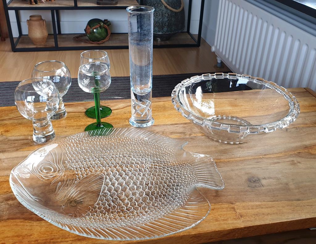 Verres, soucoupe et vase., Collections, Enlèvement, Verre à bière