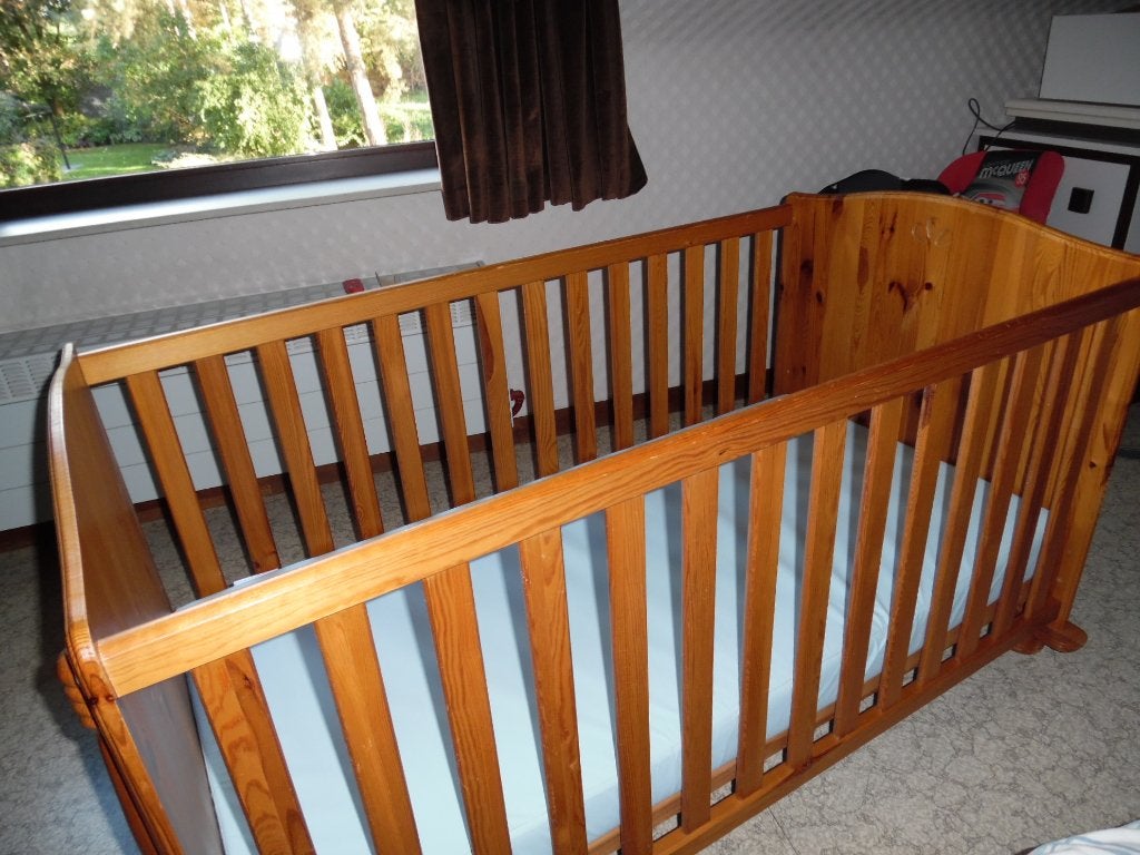 Babybedje, kinderbedje, verstelbare hoogtes incl matrasje, Ophalen, Gebruikt, Lattenbodem