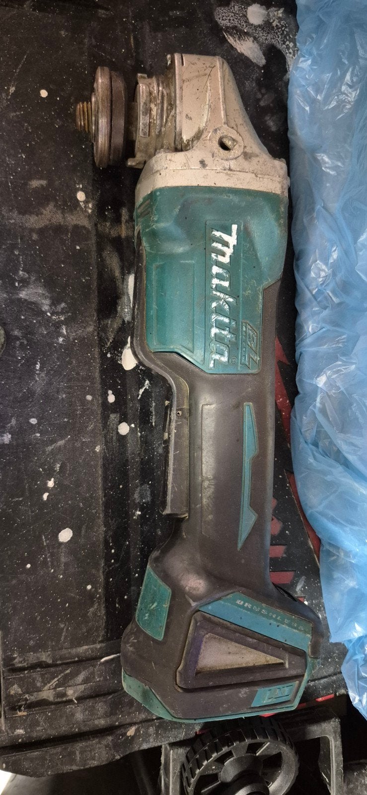 30€ . Urgent !!! Makita DGA 505 sans batteries., Enlèvement