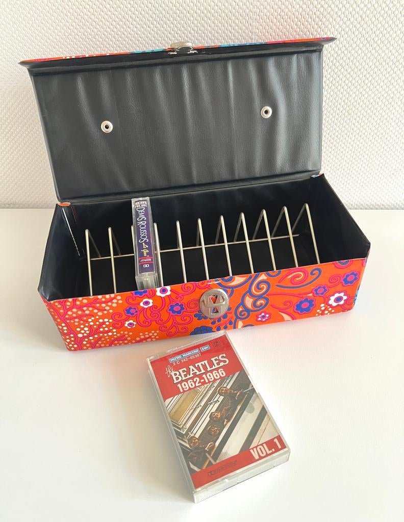Valisette rangement orange fleurs colorées cassette audio, Enlèvement ou Envoi, Aucun, Aucun, Autres instruments