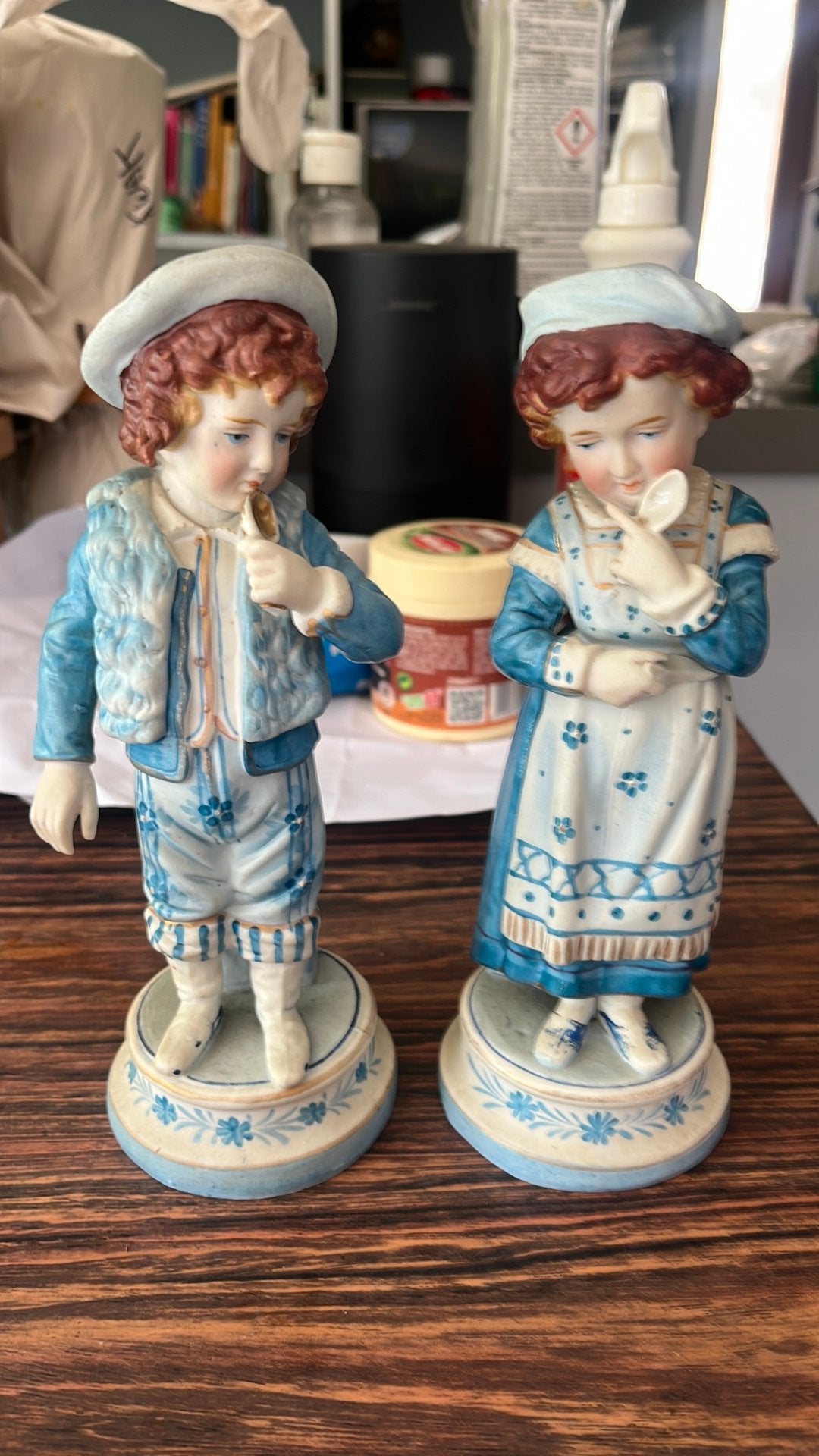 Paire d'anciennes figurines  biscuit enfants affamés, Enlèvement ou Envoi, Comme neuf