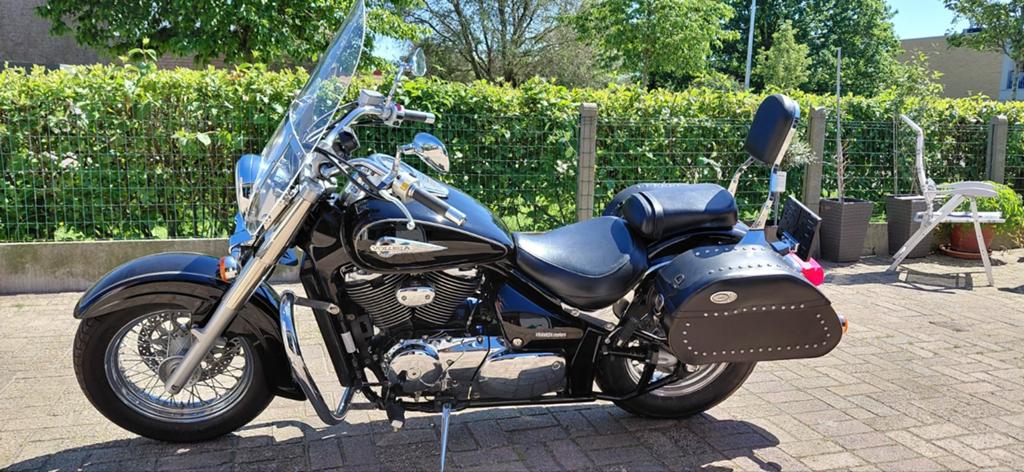 Intruder volusia 800 zwarte kleur, scherm, koffers sissybaar, Motoren, Cardan-aandrijving, 2 cilinders, Chopper, Gebruikt