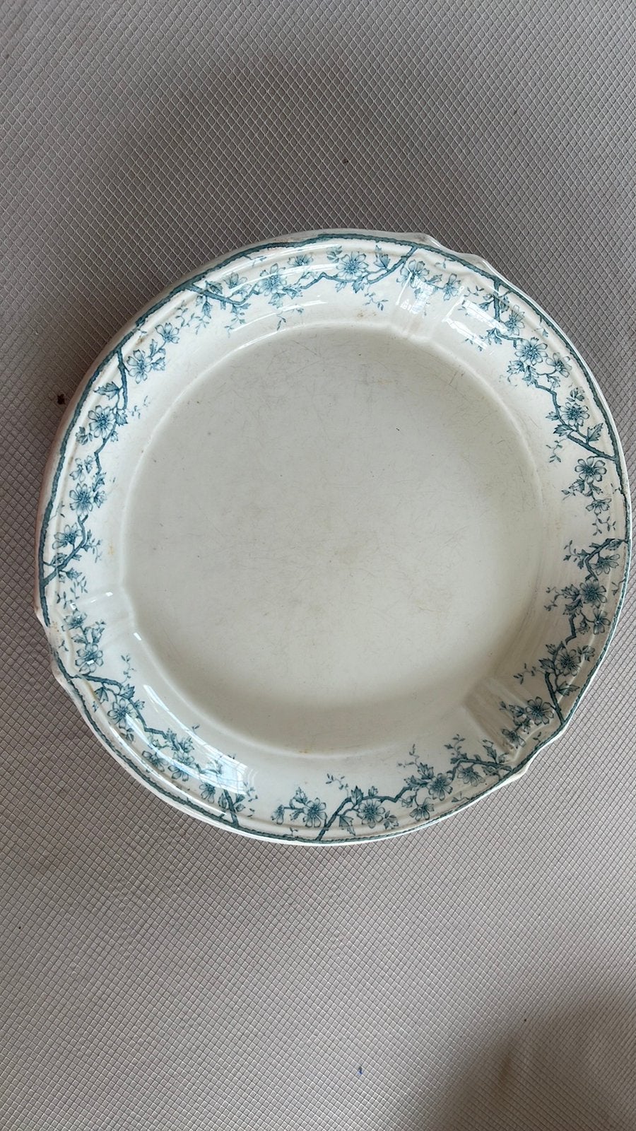 Sierbord met bloemenrand, semi-porselein., Antiek en Kunst, Antiek | Keramiek en Aardewerk, Ophalen of Verzenden