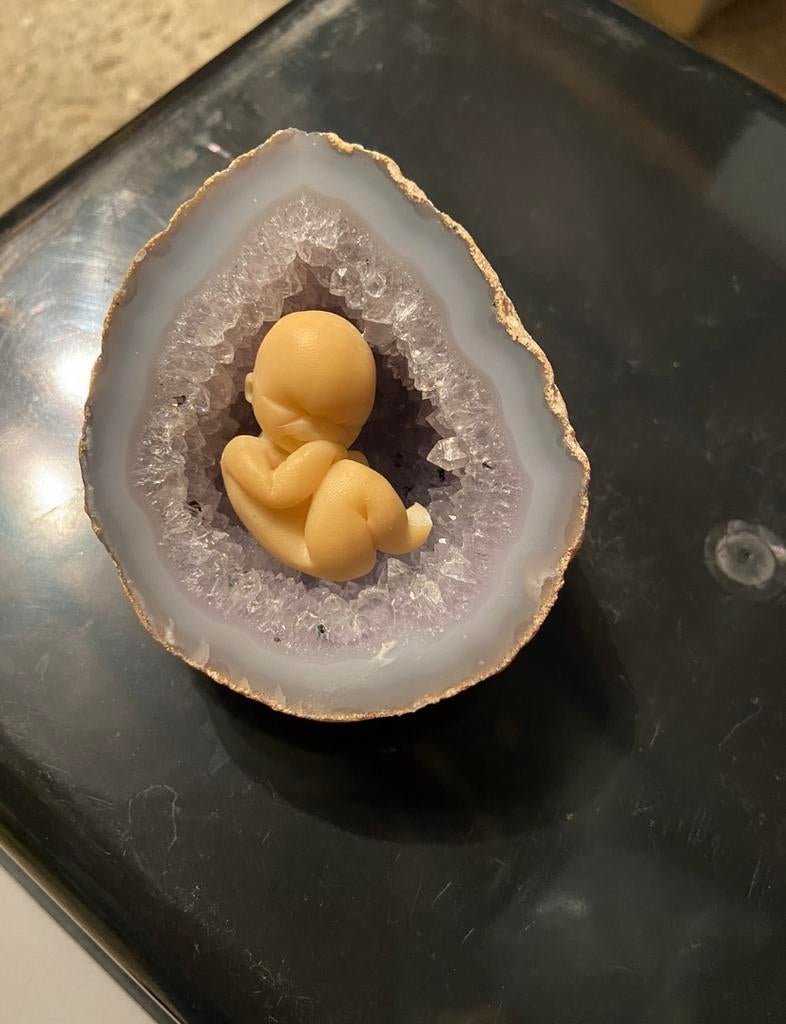 Agaatgeode met slapende foetus, Verzamelen, Ophalen of Verzenden, Zo goed als nieuw, Overige typen