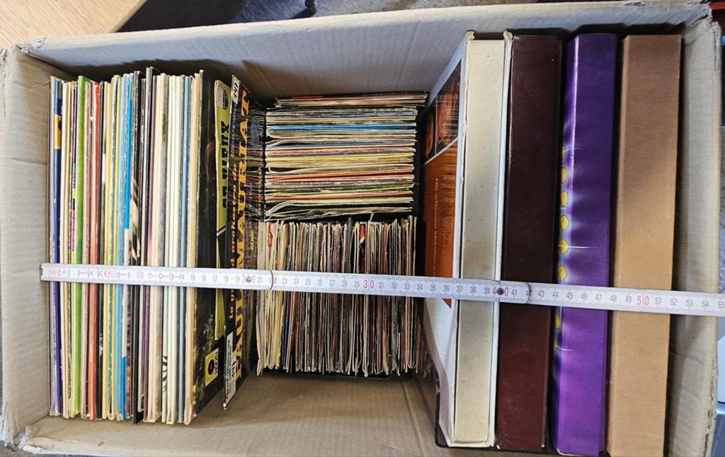 Lp's, singles, compleet lot in 2 grote bakken, Ophalen