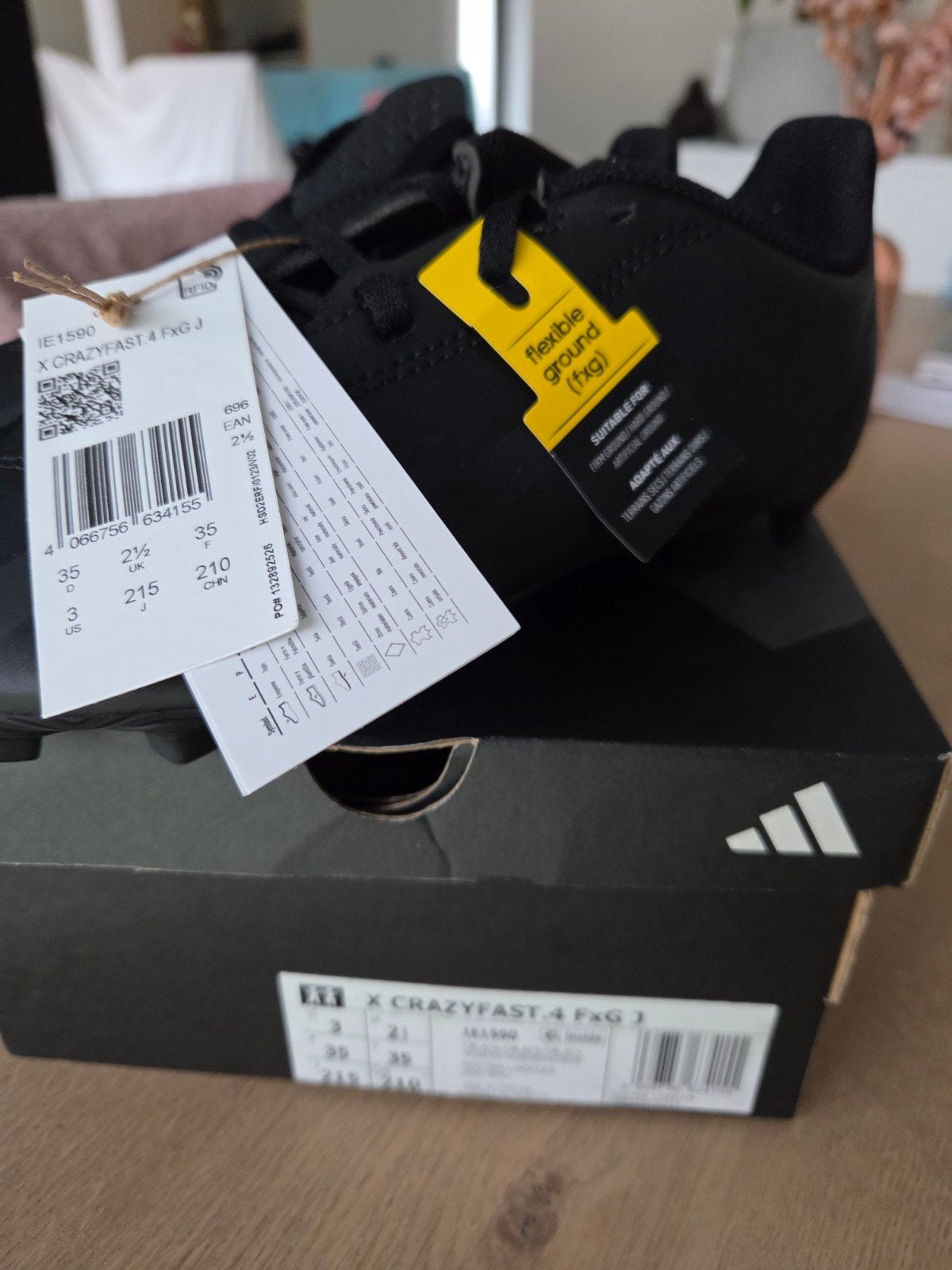 NIEUW ADIDAS zwarte voetbalschoenen maat 35, Sports & Fitness, Football, Enlèvement ou Envoi, Neuf, Chaussures