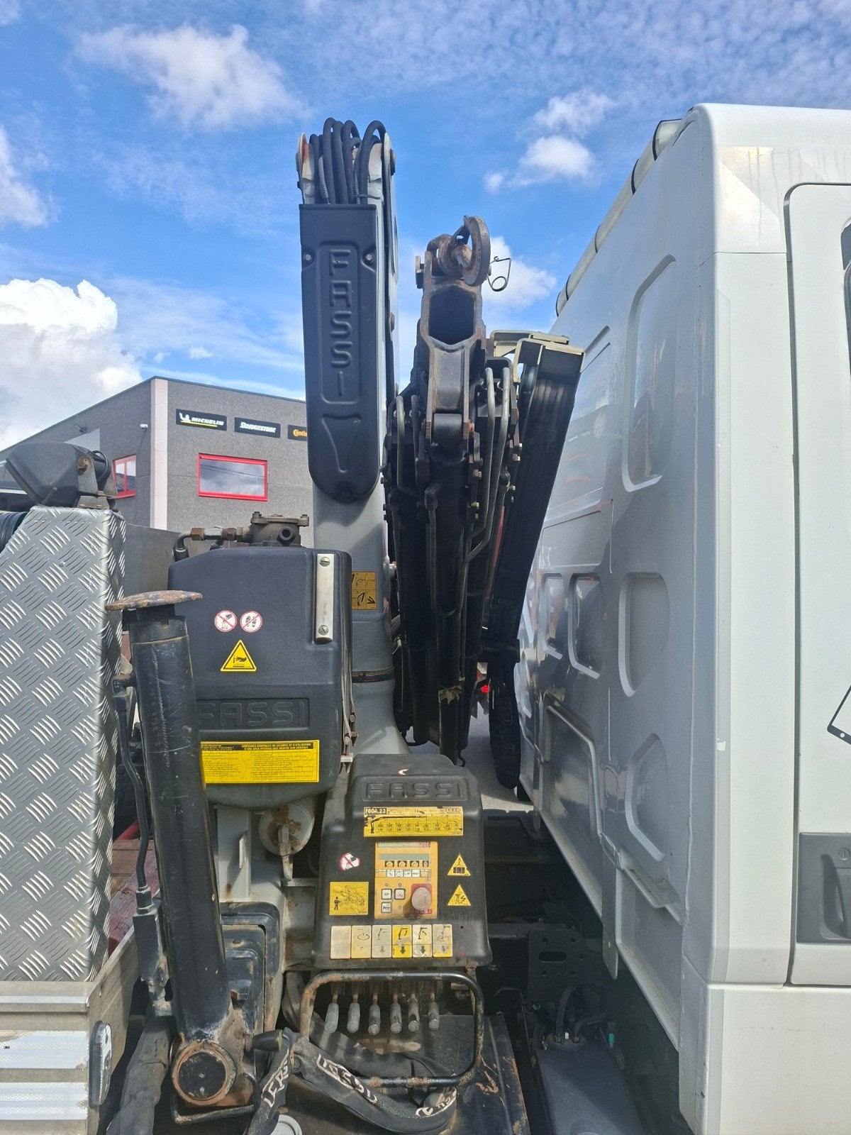 bonjour a vendre depanneuse volvo fl 240
