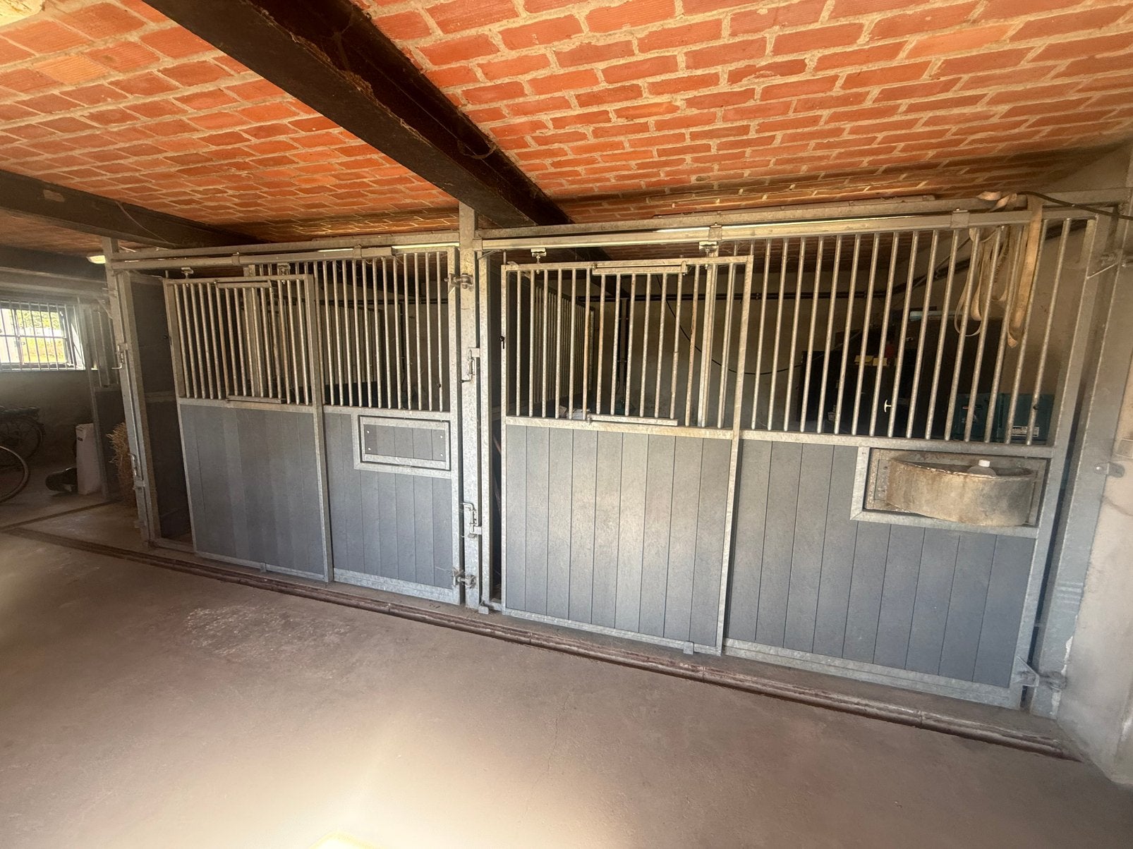 Paardenstallen, Mise à l'étable