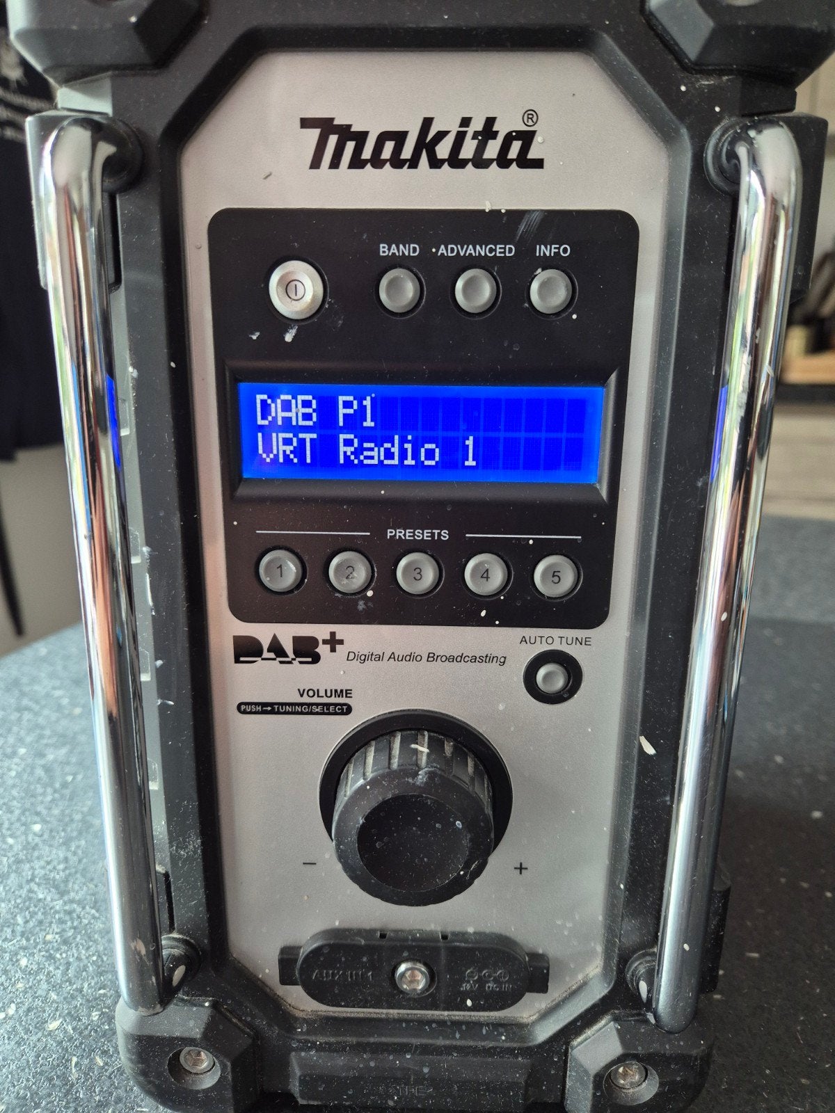 Makita DMR 110 DAB+ bouwradio, Enlèvement