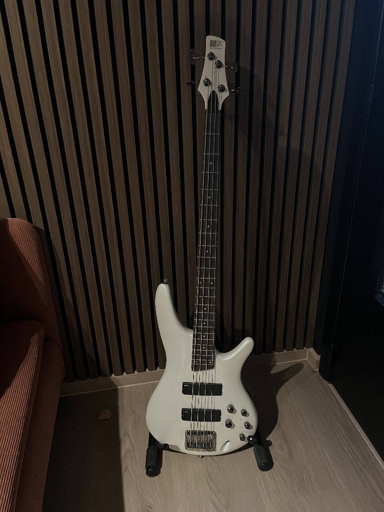 Ibanz 4 snaren Bas SR300 + Gigbag + nieuw set snaren, Muziek en Instrumenten, Snaarinstrumenten | Gitaren | Bas, Ophalen, Gebruikt