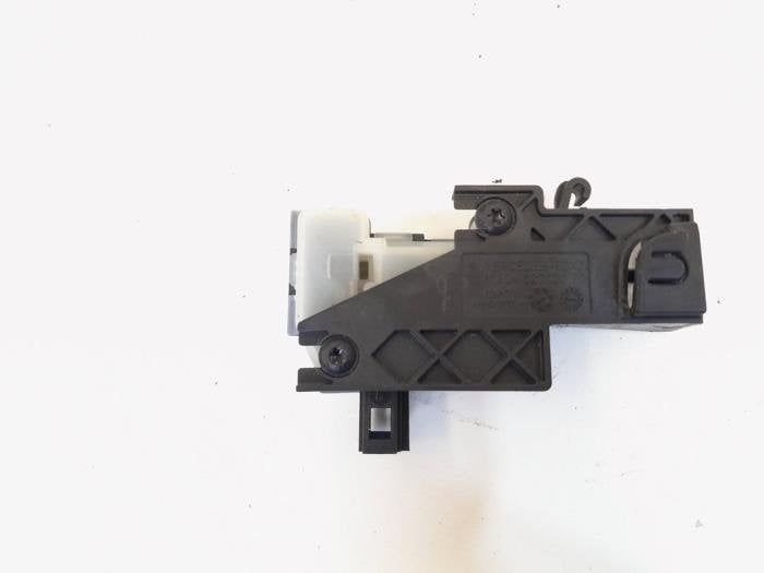 Moteur de verrouillage clapet réservoir d'un Mercedes E-Kla, 3 mois de garantie, Utilisé, -, -
