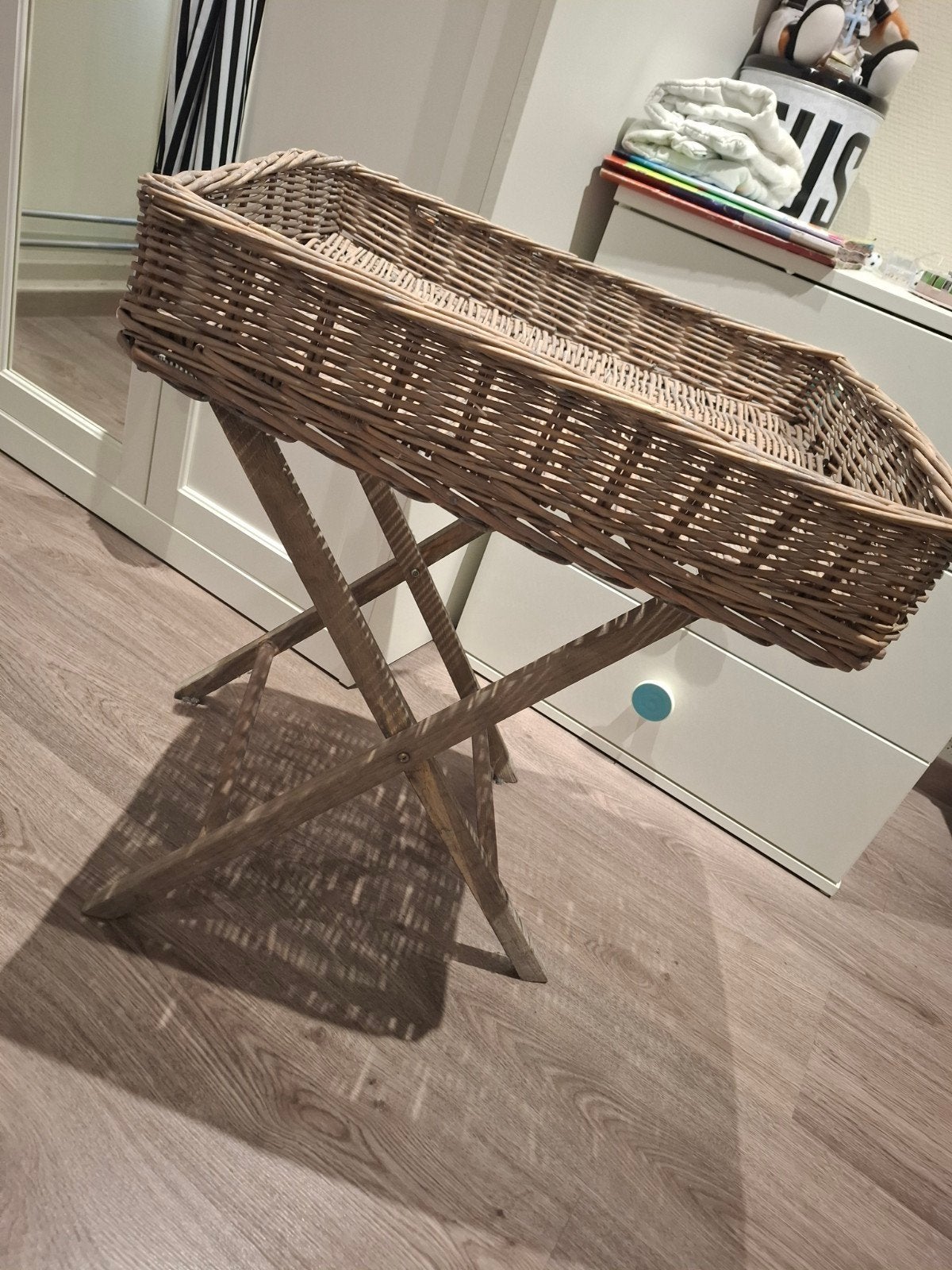 rieten mand met staander, Ophalen, Mand