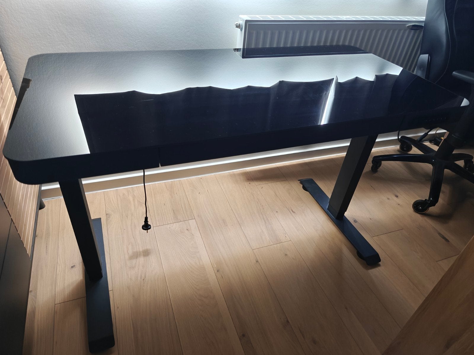 Elektrisch hoogteverstelbaar bureau met glazen werkblad, Ophalen, Zwart, Elektrisch, 120 cm
