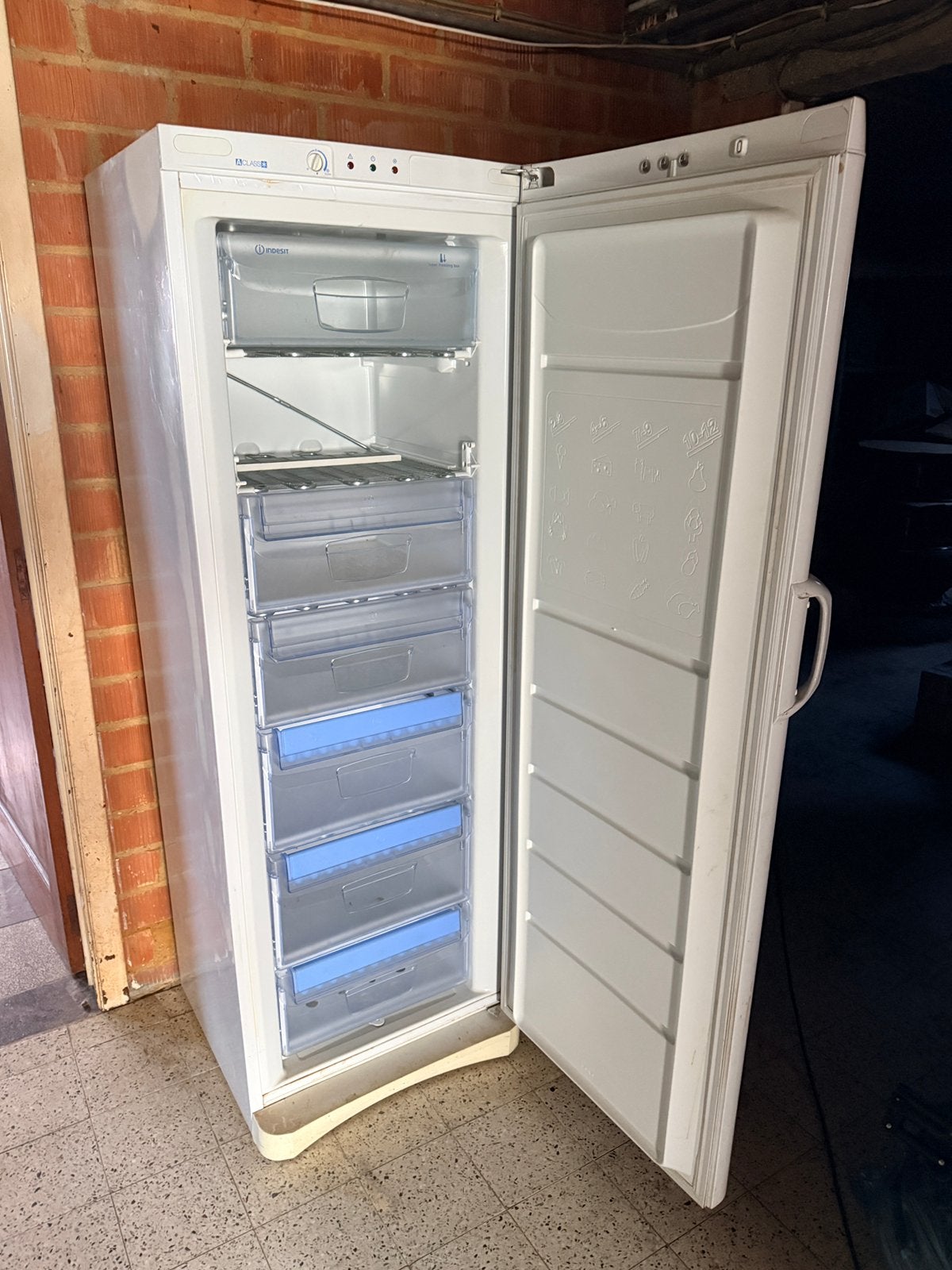 Indesit kolomvriezer, Elektronische apparatuur, Vriezers en Diepvrieskisten, Gebruikt, Tussenbouw, 160 cm of meer, Energieklasse A of zuiniger