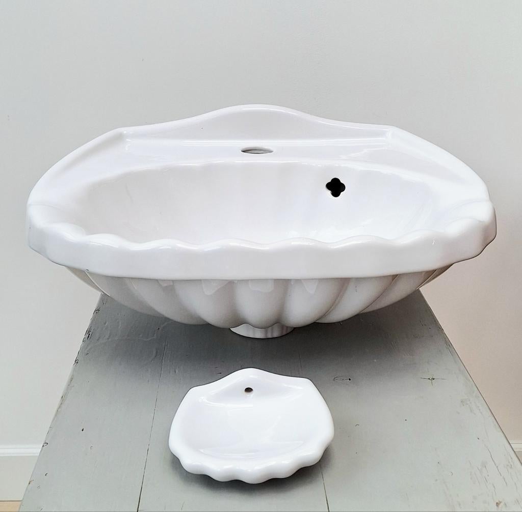 Oude lavabo met aparte zeephouder schelp, Ophalen