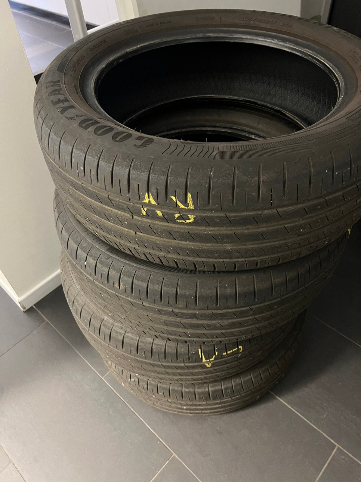 Très bon pneus Goodyear de fin 2024 taille 205/55/17r, Autos : Divers, Pièces de sport automobile, Enlèvement, Comme neuf