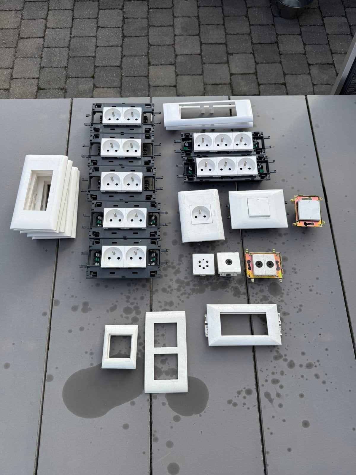 Prises Legrand + interrupteurs + goulottes électriques, Bricolage & Construction, Enlèvement, Utilisé, Prise de courant