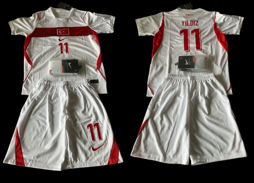 Maillot + short + chaussettes Turquie - Taille 13-14 ans, Envoi, Neuf, Garçon ou Fille, Ensemble