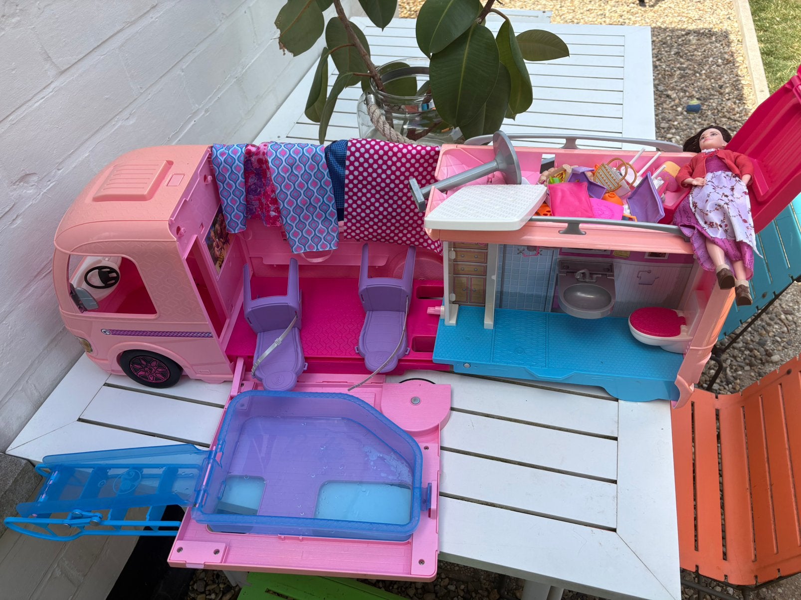Barbie woonmobiel, Kinderen en Baby's, Ophalen, Zo goed als nieuw, Accessoires