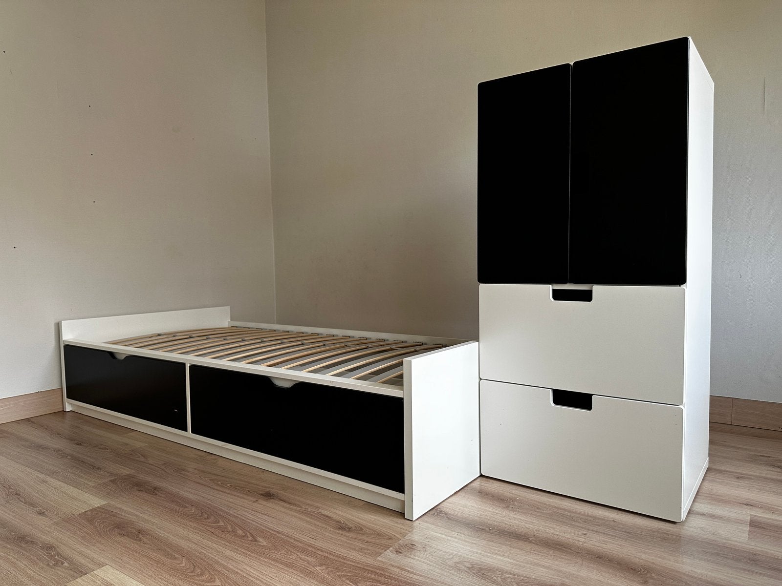 1-persoonsbed met opberglades + bijpassende kast – zwart/wit, Ophalen, Zo goed als nieuw, Wit, 200 cm
